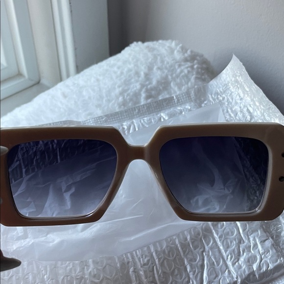 Chic Cream Sunglasses - Picture 3 of 8